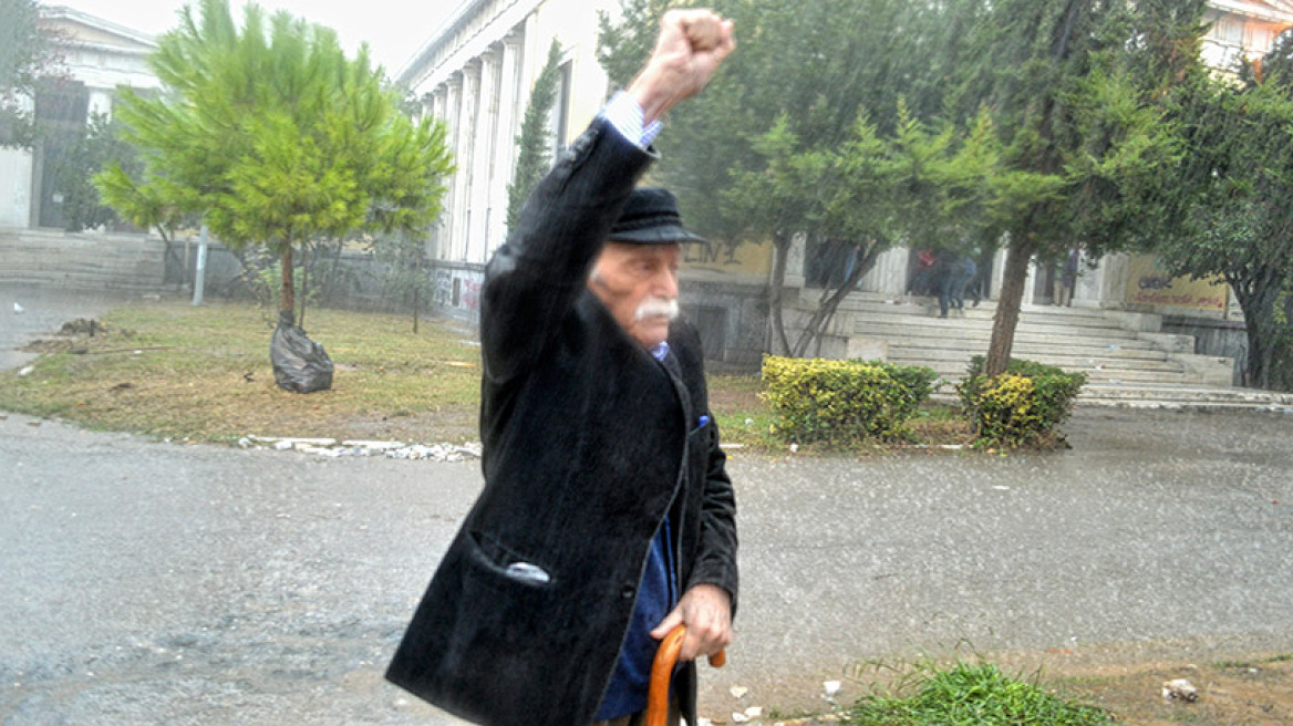 Φωτογραφίες: Υπό καταρρακτώδη βροχή κατέθεσε στεφάνι στο Πολυτεχνείο ο Γλέζος