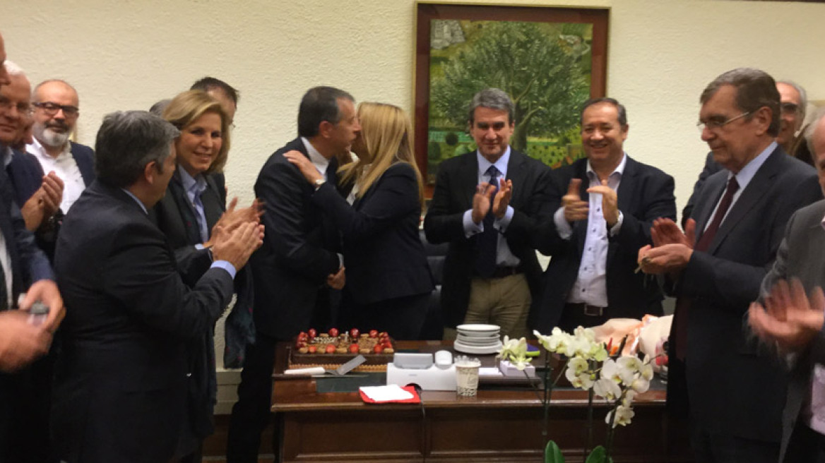 Η επίσημη πρώτη στη Βουλή: ΔΗΣΥ- Ποτάμι, Φώφη- Σταύρος... μαζί!