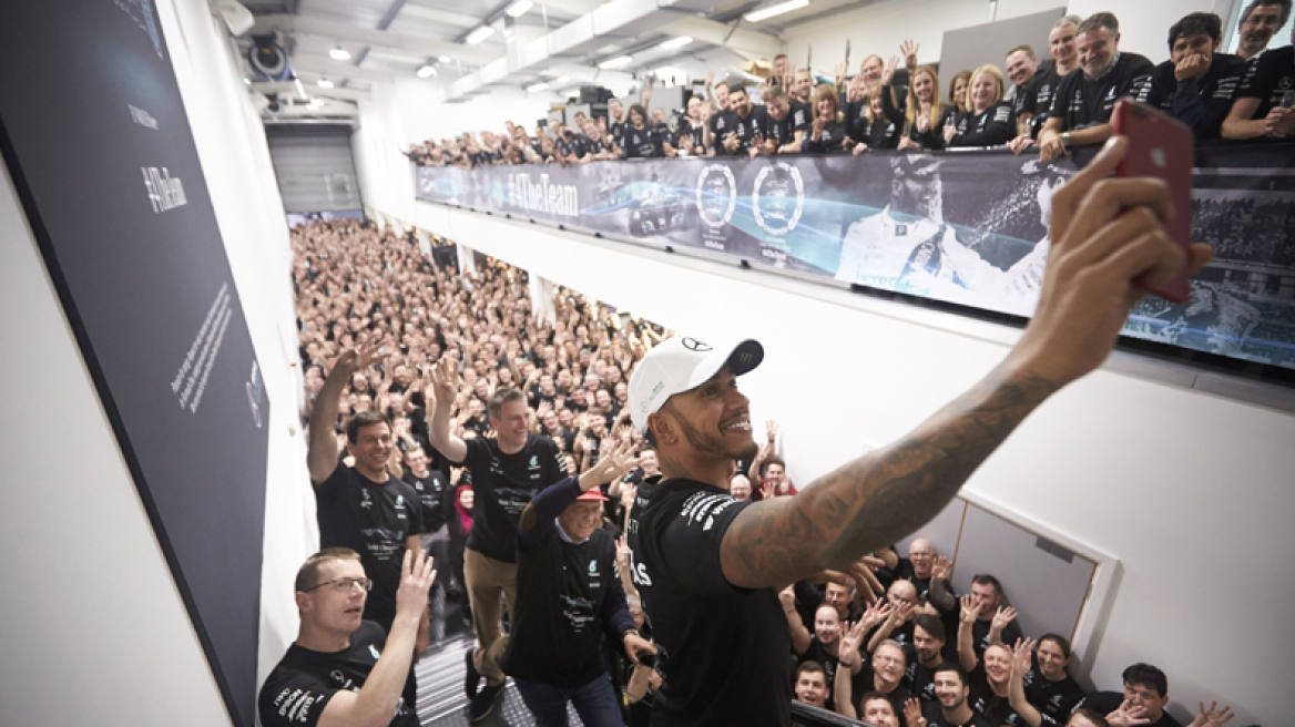 Υποδοχή ήρωα για τον Χάμιλτον!