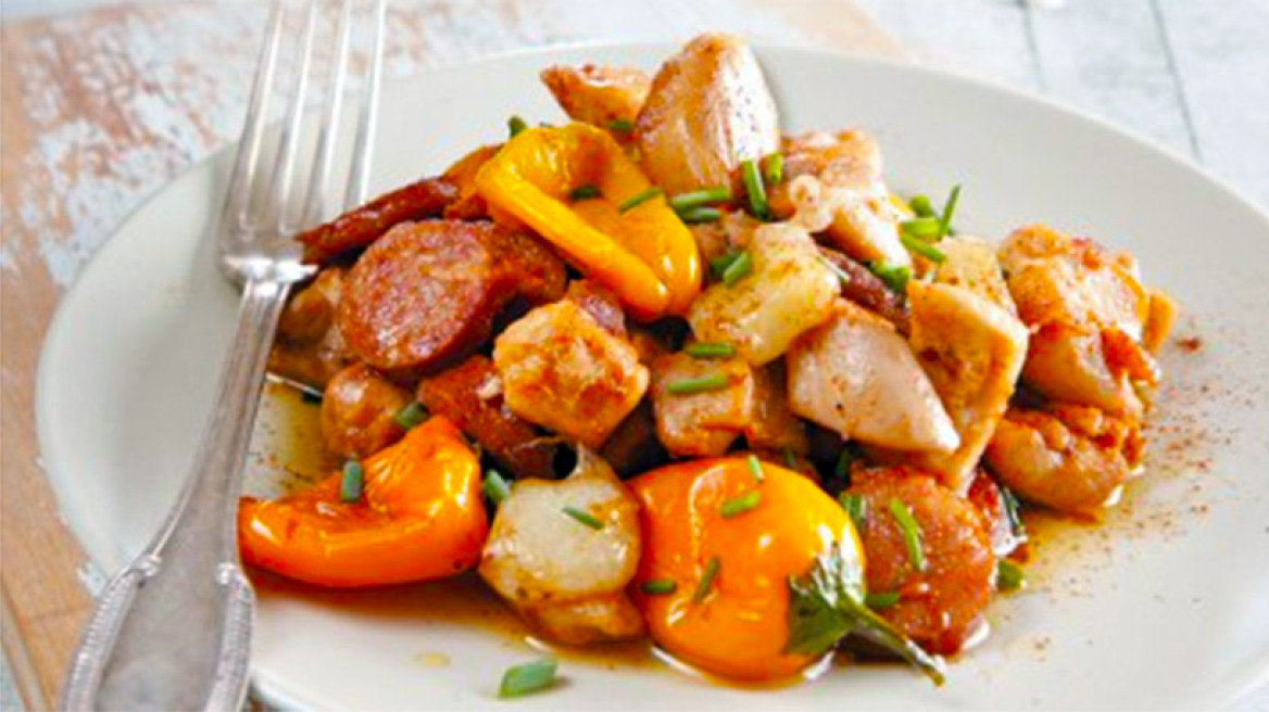 Τηγανιά με κοτόπουλο και λουκάνικο