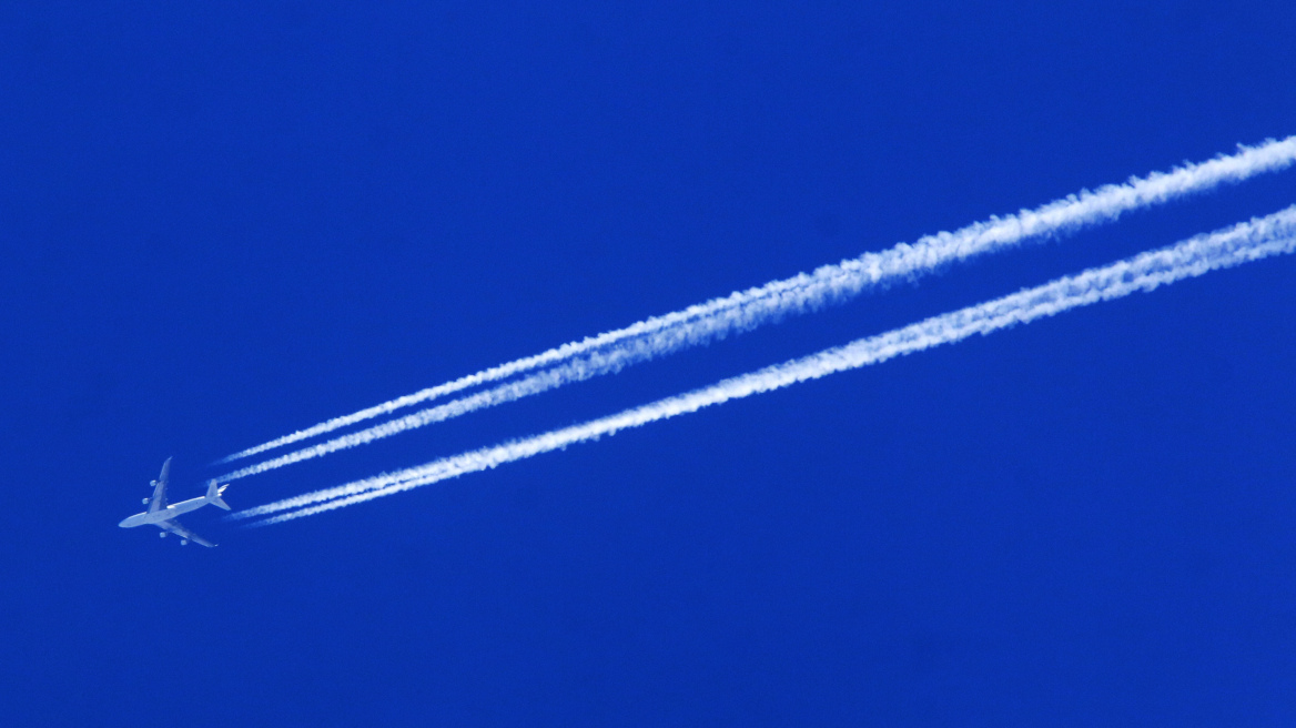 Τρεις στους δέκα Έλληνες πιστεύουν ότι μας ψεκάζουν