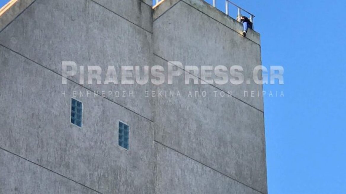 Αίσιο τέλος για αλλοδαπό που απειλούσε να πέσει από κτίριο στον Πειραιά
