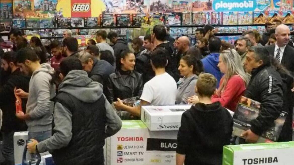Black Friday: Ουρές σε καταστήματα από τα ξημερώματα και στην Κύπρο