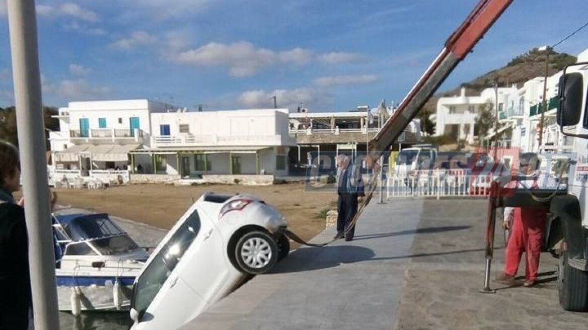 Φωτογραφίες: Αυτοκίνητο έκανε «βουτιά» σε λιμανάκι στην Πάρο 