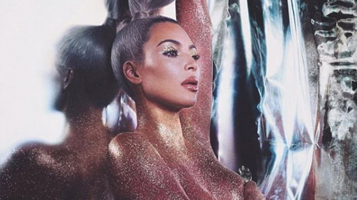 H Kim Kardashian γδύθηκε και... έντυσε το κορμί της με λάμψη για να προωθήσει τα καλλυντικά της