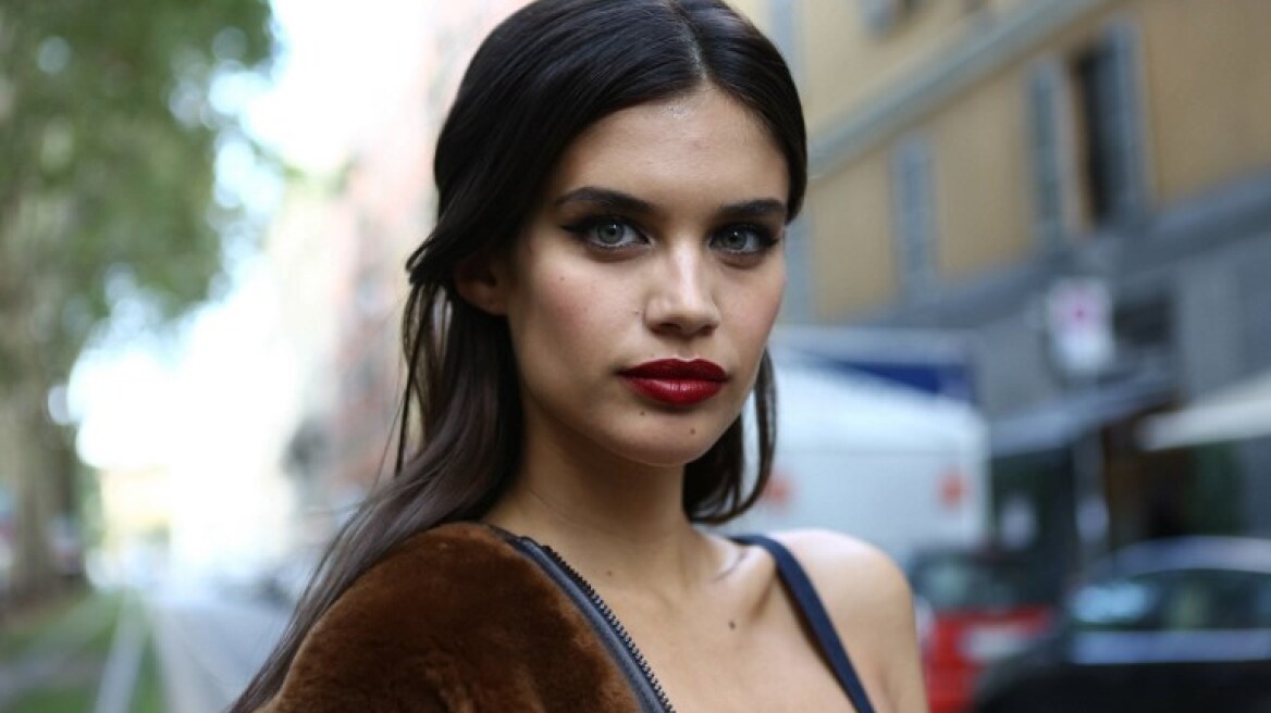 Φωτογραφίες: Η Σάρα Σαμπάιο... τρολάρει το προκλητικό της ντύσιμο