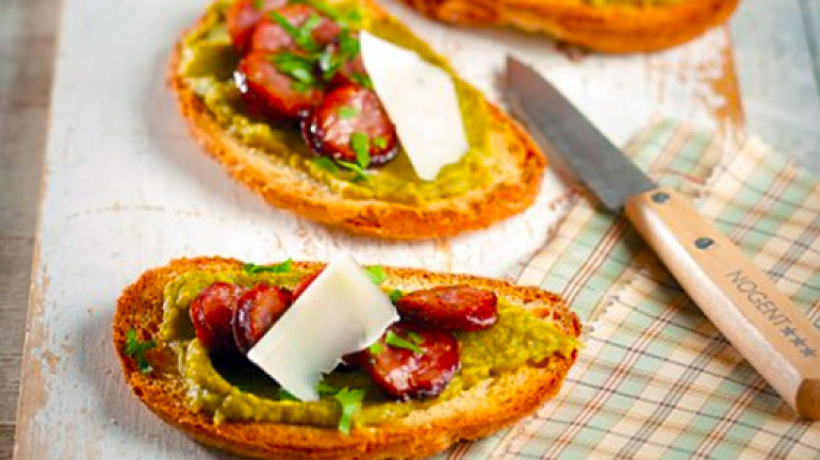 Μπρουσκέτες με φάβα από ροβίτσα, ψητό λουκάνικο και γραβιέρα