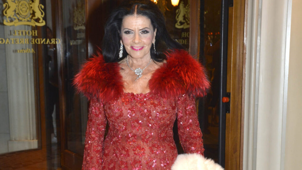 Το magenta look της Ζωζώς Σαπουντζάκη που έκλεψε την παράσταση