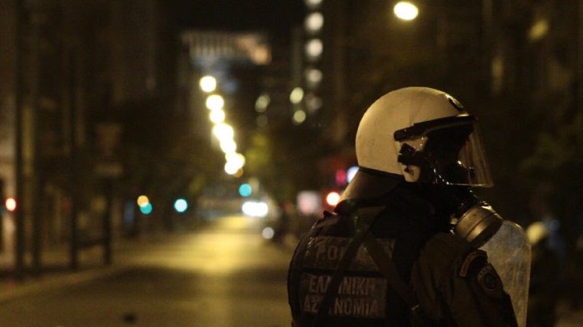 Επιθέσεις με μολότοφ στα ΜΑΤ τα ξημερώματα στο Πολυτεχνείο