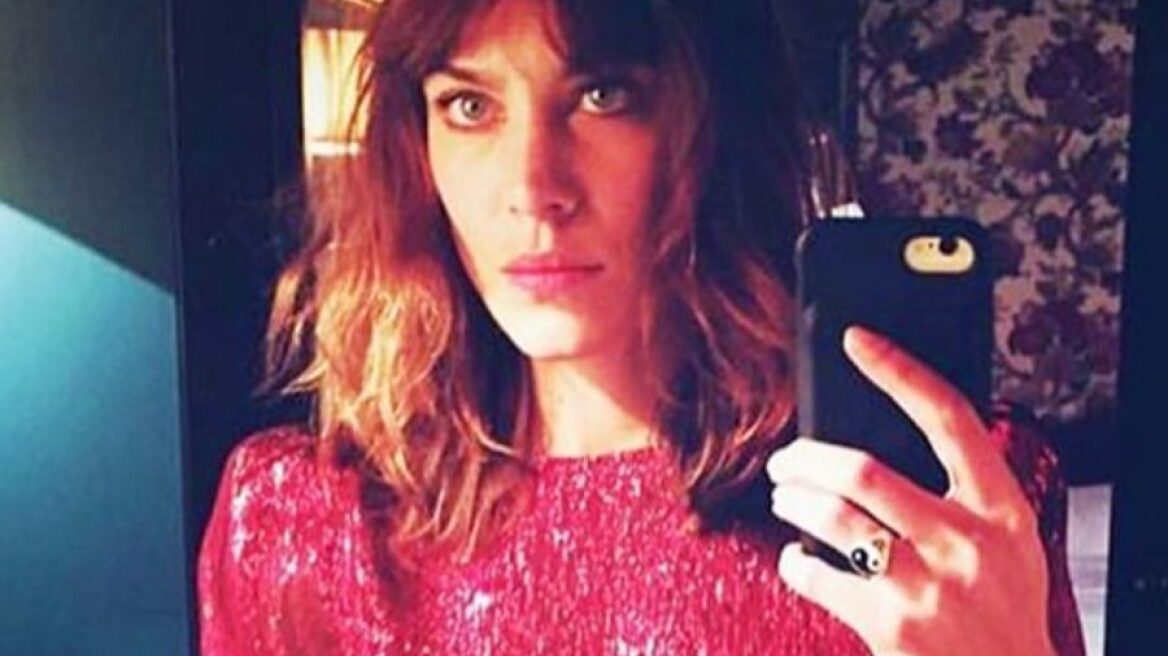 Yπάρχει ένα νέο It- φόρεμα και η Alexa Chung έχει δύο