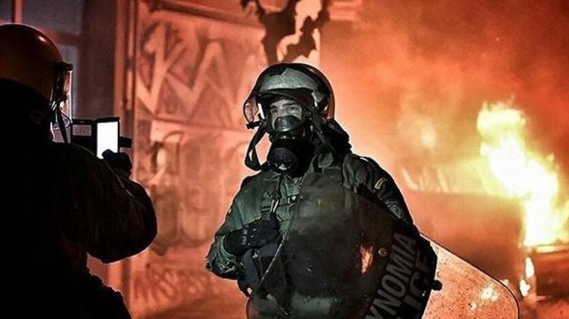 «Viral» φωτογραφία: Άνδρες των ΜΑΤ ποζάρουν με φόντο τις φωτιές στα Εξάρχεια!