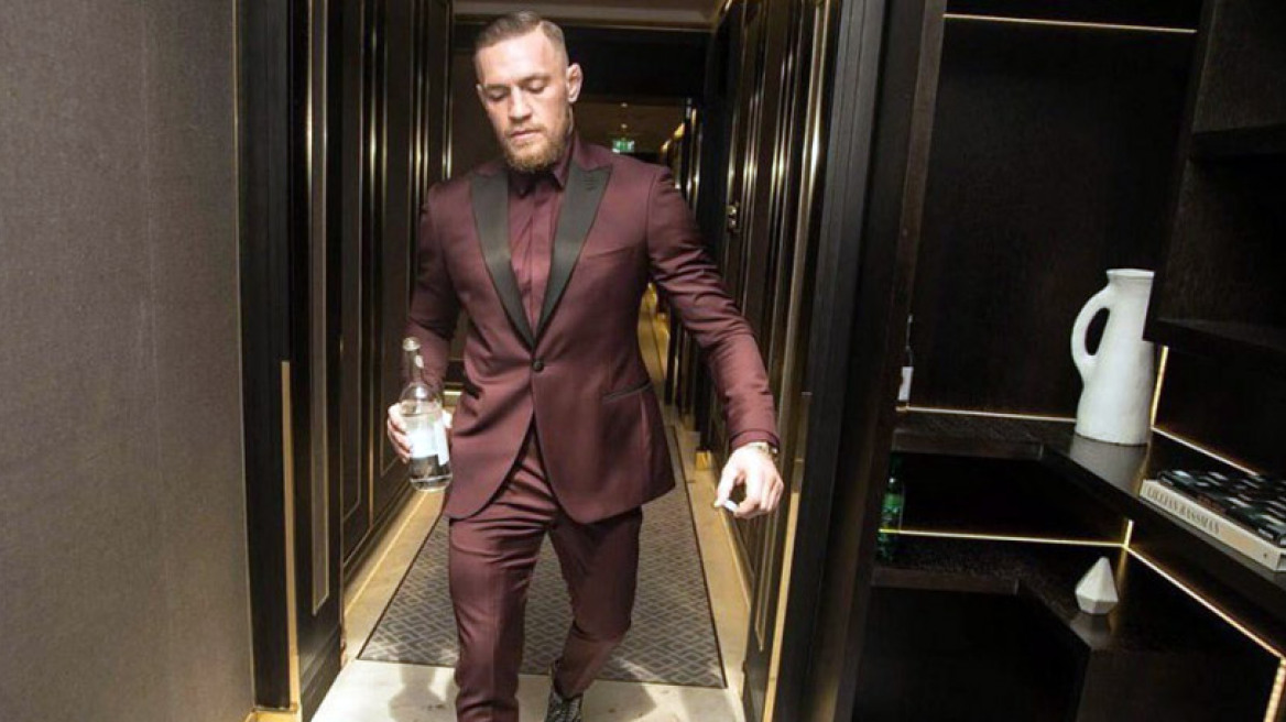 O McGregor καλοπερνάει με προκλητικές χορεύτριες 