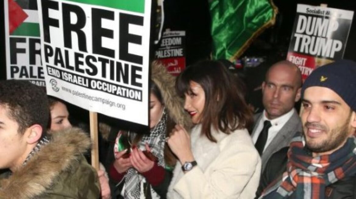 Η Μπέλα Χαντίντ διαδήλωσε για πέντε λεπτά υπέρ της Παλαιστίνης 