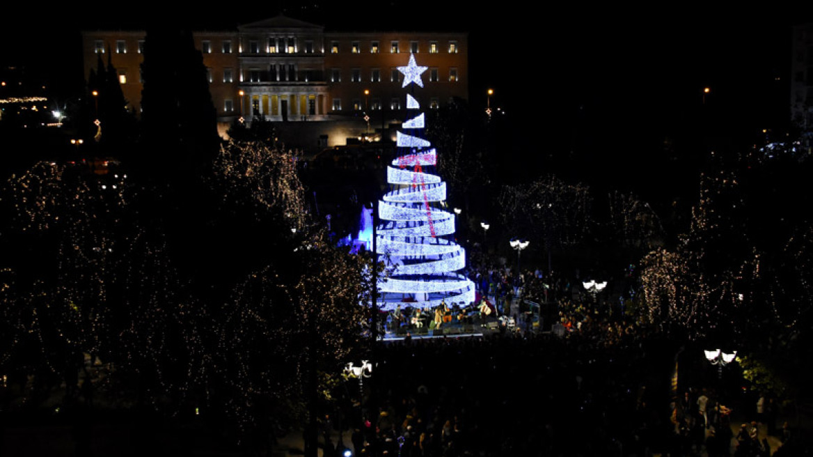 Η Αθήνα ντύθηκε γιορτινά - Λαμπερή η  φωταγώγηση του δέντρου στο Σύνταγμα