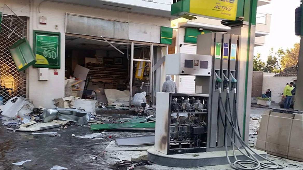 Έκρηξη σε βενζινάδικο στην Ανάβυσσο: «Είναι ξεκάθαρα βόμβα» λέει ο πρατηριούχος στο ΘΕΜΑ 104,6