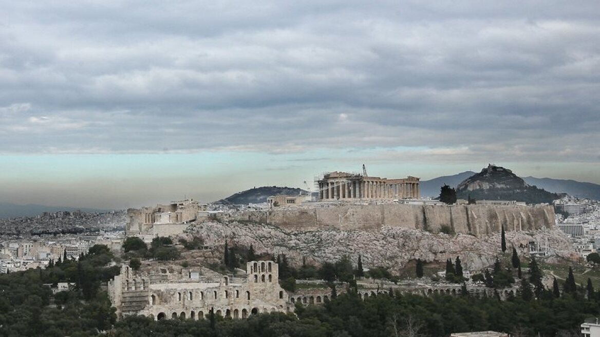 Οι Αθηναίοι διαβάζουν, πηγαίνουν θέατρο και θέλουν στροφή στην ελληνορθόδοξη παράδοση