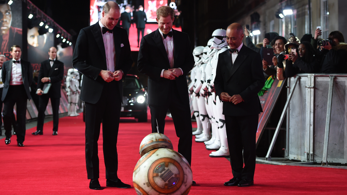 Ο BB-8 υποδέχθηκε τους «Stormtroopers» Γουίλιαμ και Χάρι στην πρεμιέρα του «Last Jedi»