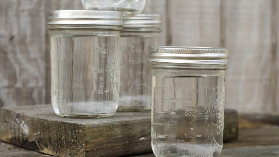 Ο πιο εύκολος τρόπος για να αφαιρείς τις ετικέτες από τα βαζάκια