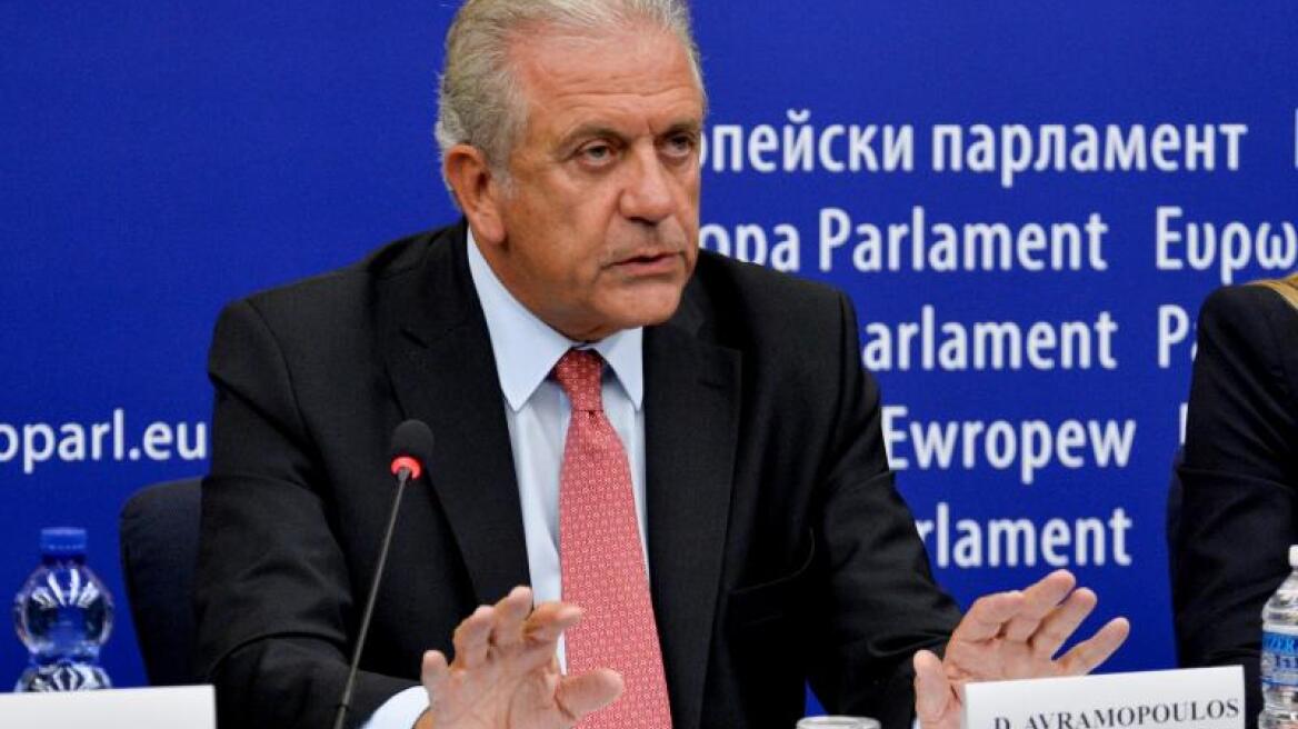 Politico: Αβραμόπουλος, ο Επίτροπος που έβαλε φρένο στα σχέδια του Τούσκ 