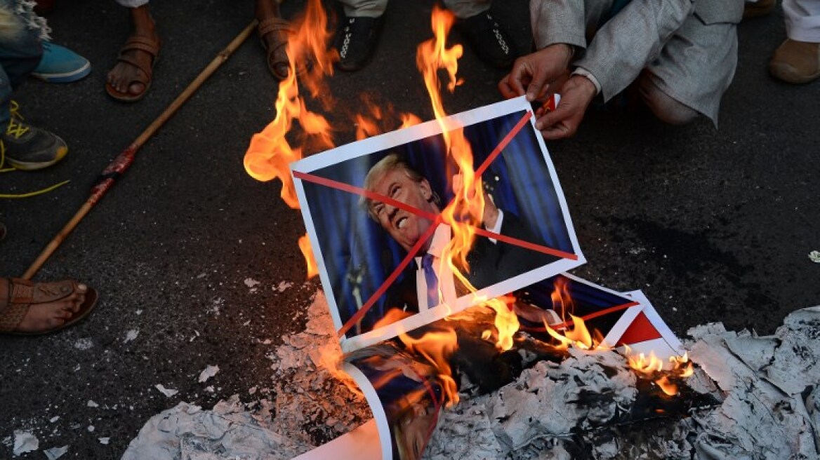 Παλαιστίνιοι έκαψαν πλακάτ με φωτογραφίες του Τραμπ και του Πενς