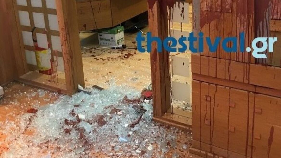 Κουκουλοφόροι τα έκαναν γυαλιά - καρφιά στην πρυτανεία του Πανεπιστημίου Μακεδονίας