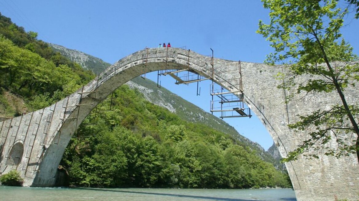 Το καλοκαίρι η αναστήλωση του ιστορικού γεφυριού της Πλάκας