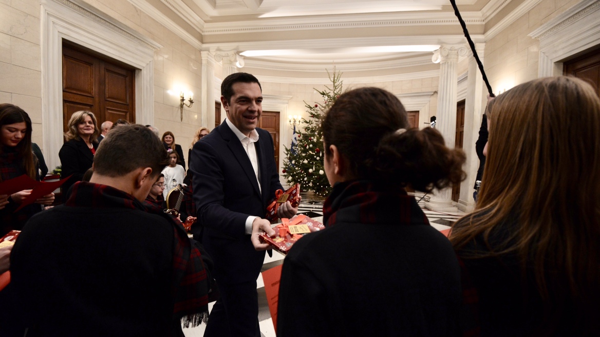 Μαθητές είπαν τα κάλαντα της Χίου στον πρωθυπουργό - Τσίπρας: Θα μου πείτε και τα παραδοσιακά;