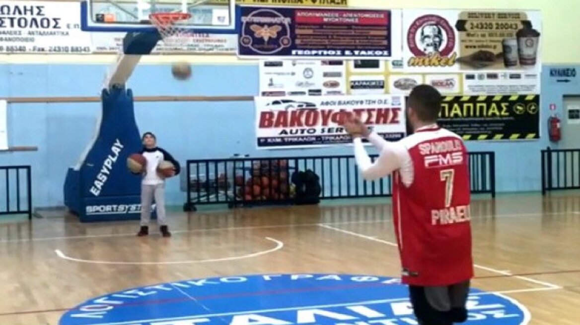 Βίντεο: Ο Φορτούνης «ντύθηκε» Σπανούλης και σούταρε τρίποντα
