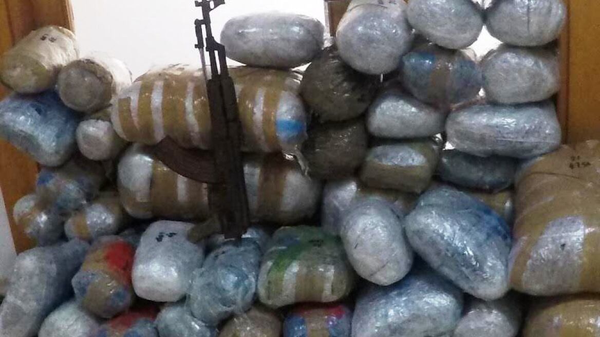 Έλληνας με καλάσνικοφ μετέφερε 101 κιλά χασίς