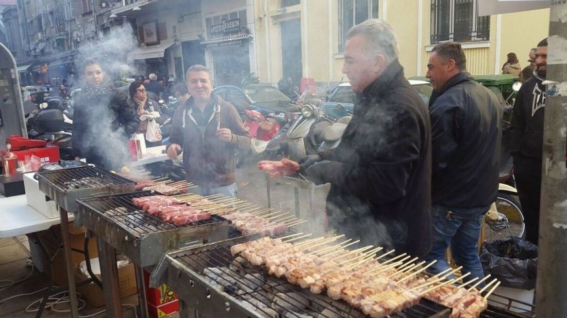 Θεσσαλονίκη: Όλη η πόλη μια ψησταριά παραμονή Χριστουγέννων!