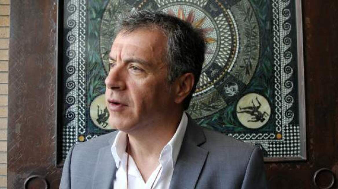 Τα κάλαντα μίας Κρητικοπούλας από την… Κίνα στις ευχές του Σταύρο Θεοδωράκη 