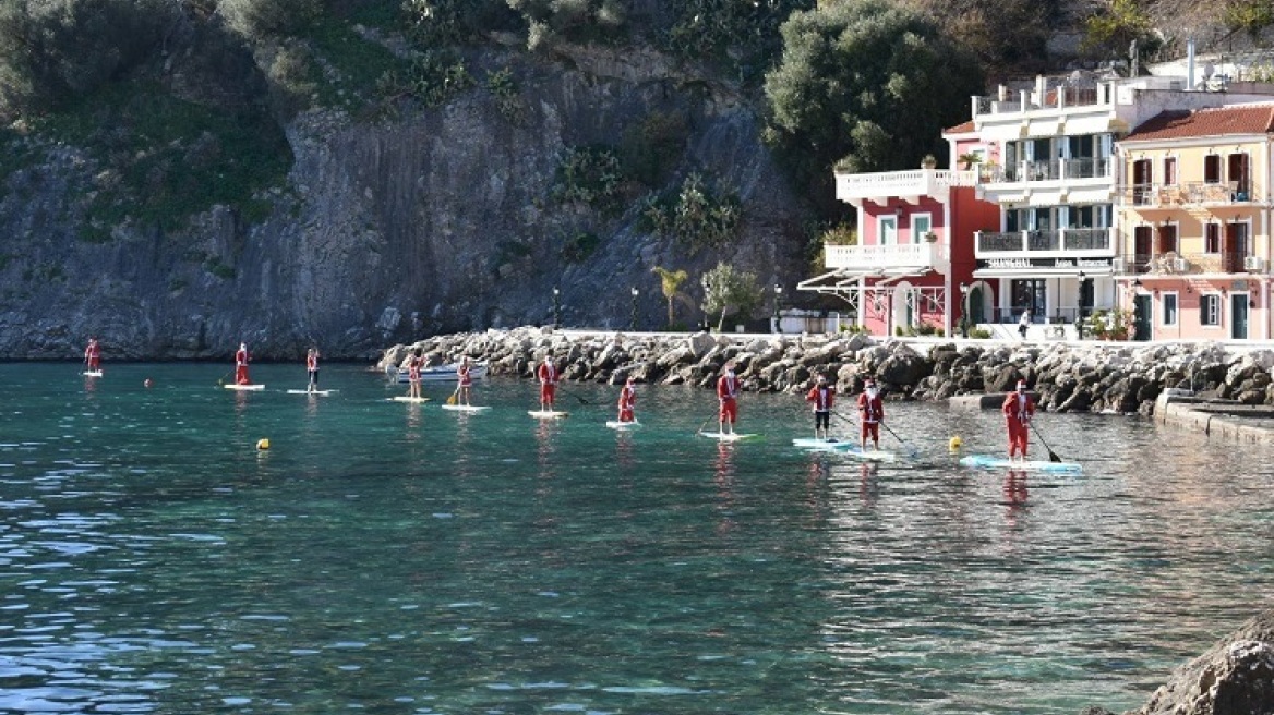 Σε σανίδα του σερφ, διά θαλάσσης, έφτασε ο Άγιος Βασίλης στην Πάργα