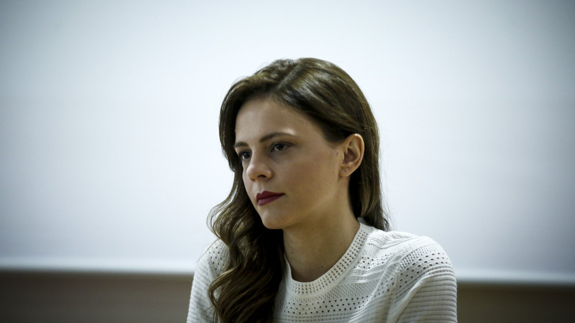 Η Αχτσιόγλου υπόσχεται αύξηση του κατώτατου μισθού το 2018