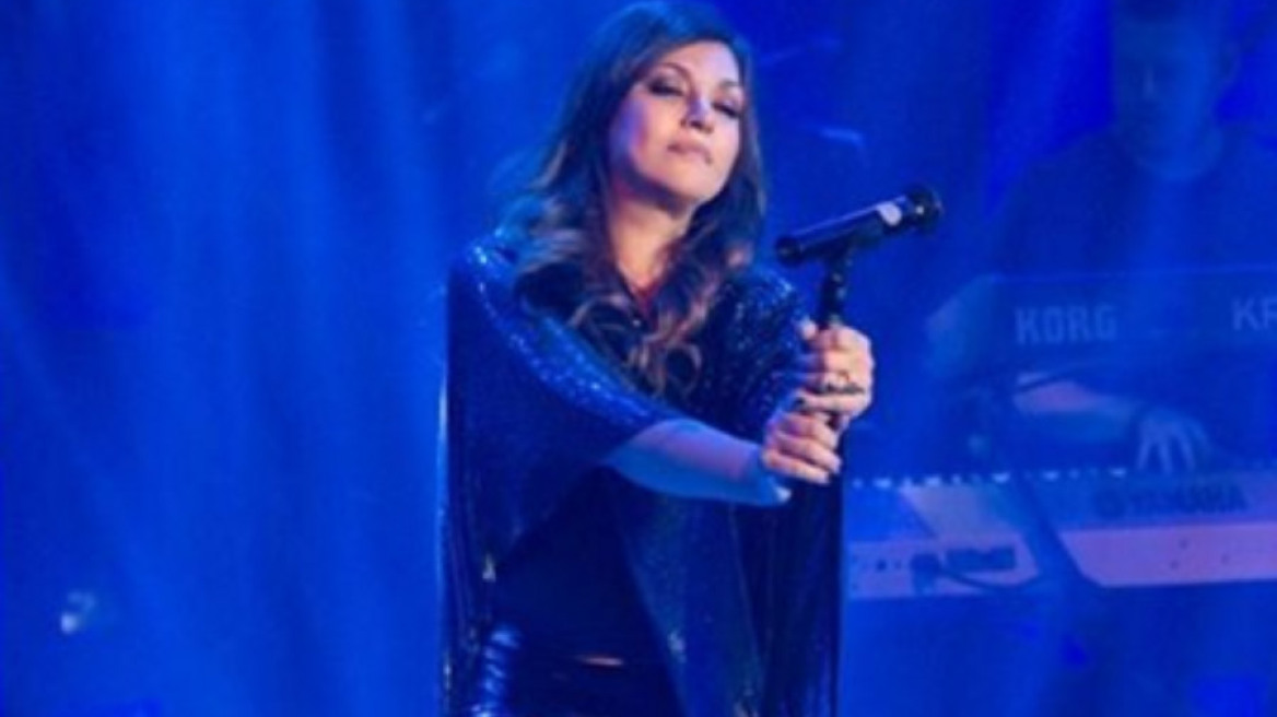 H Καίτη Γαρμπή πλέκει τούλι για τον Χριστούλη και εμείς τρελαινόμαστε