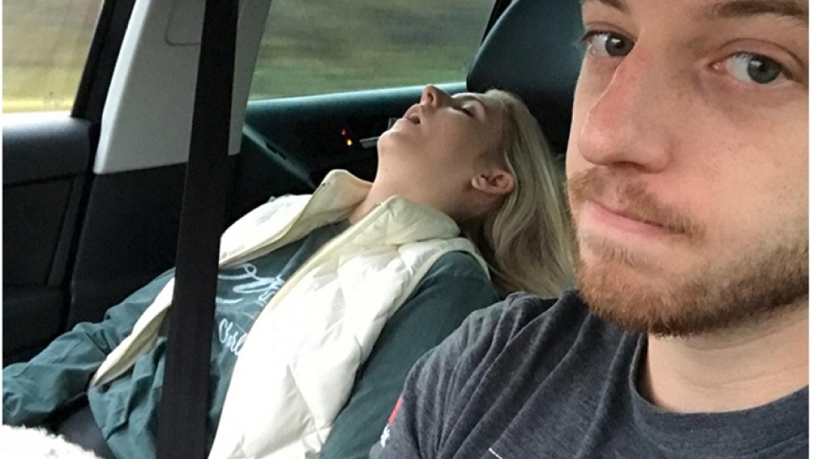 Οδηγός τραβάει φωτογραφίες την συνοδηγό γυναίκα του που συνεχώς... κοιμάται