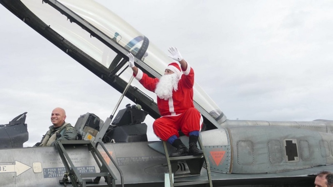 Λάρισα: Ο Άγιος Βασίλης προσγειώθηκε στην 110 Πτέρυγα Μάχης με F-16 (φωτογραφίες)