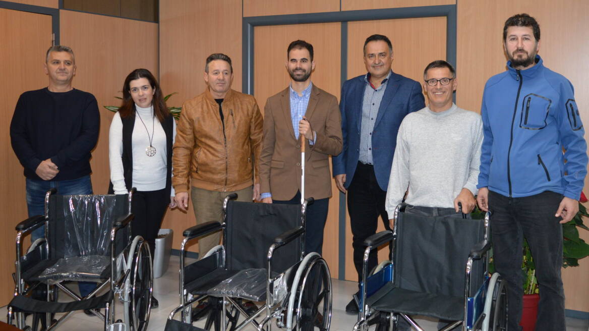 Δήμος Αχαρνών: Τρία αναπηρικά αμαξίδια από τα... καπάκια που μάζεψαν παιδιά