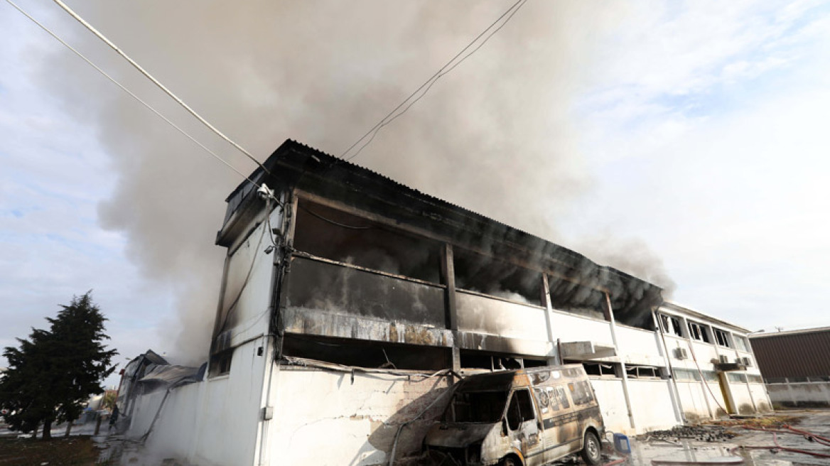 Θεσσαλονίκη: Εκτεταμένες οι ζημιές από την πυρκαγιά σε εργοστάσιο πλαστικών 