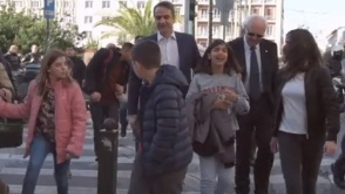 Ο περίπατος του Κυριάκου Μητσοτάκη με παιδιά από τα χωριά SOS στο κέντρο της Αθήνας 