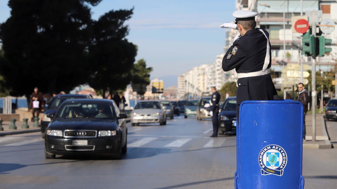 Όπως παλιά: Τροχονόμος στο βάθρο ρύθμισε για λίγο την κυκλοφορία στον Λευκό Πύργο 