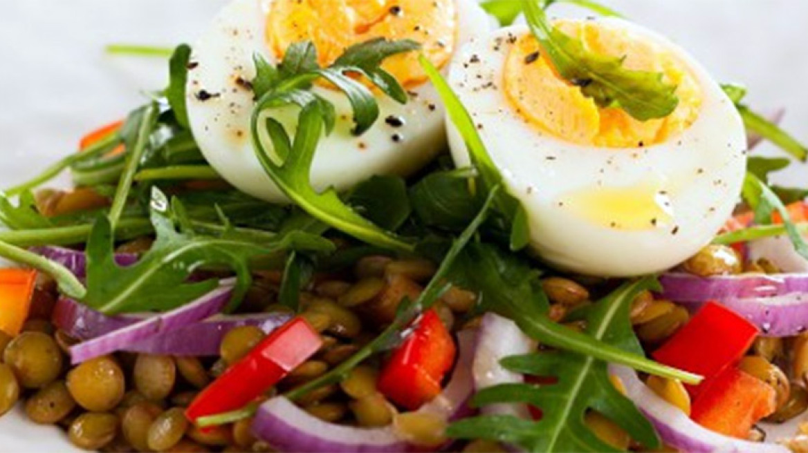 Σαλάτα με φακές, απάκι και αβγό βραστό
