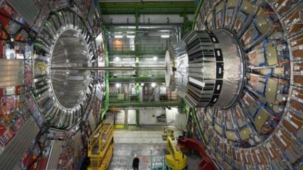 Παιδιά παίζουν ποδόσφαιρο με πρωτόνια με τους επιταχυντές του Cern