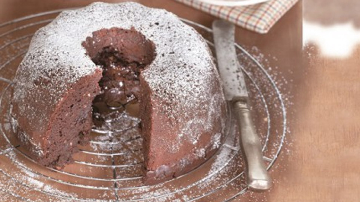 Νηστίσιμο κέικ σοκολάτας με πορτοκάλι και καρύδια