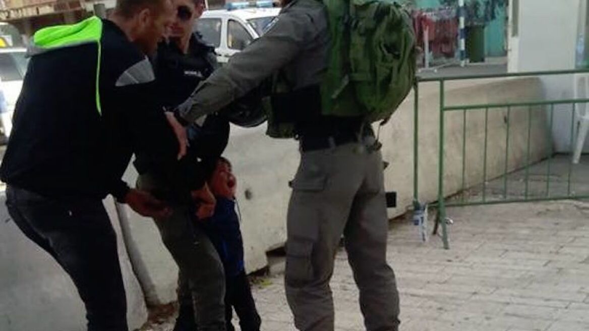 Αδιανόητο βίντεο: Ισραηλινοί στρατιώτες συλλαμβάνουν 3χρονο - Είπαν ότι τους επιτέθηκε με κατσαβίδι!
