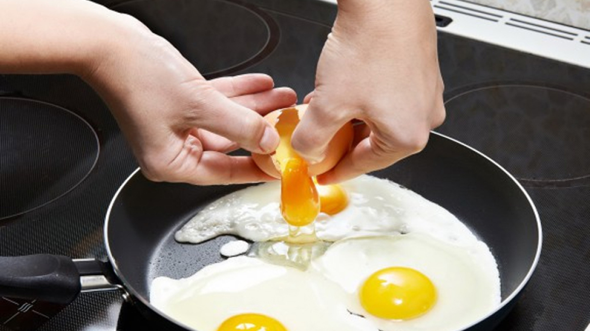 Ολόκληρο αβγό ή μόνο ασπράδι; Τι είναι τελικά πιο υγιεινό;