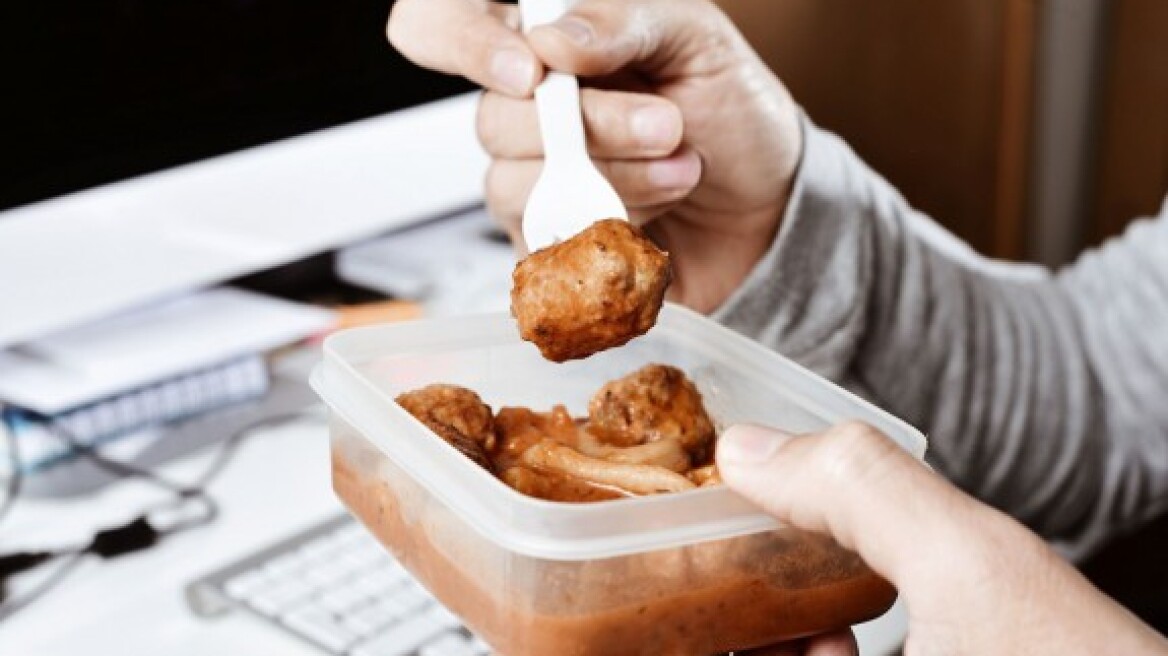 Πώς να εξαφανίσεις τους λεκέδες από σάλτσα στα τάπερ σου