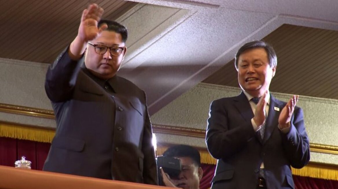 Ο Κιμ Γιονγκ Ουν σε συναυλία νοτιοκορεατικής ποπ μουσικής