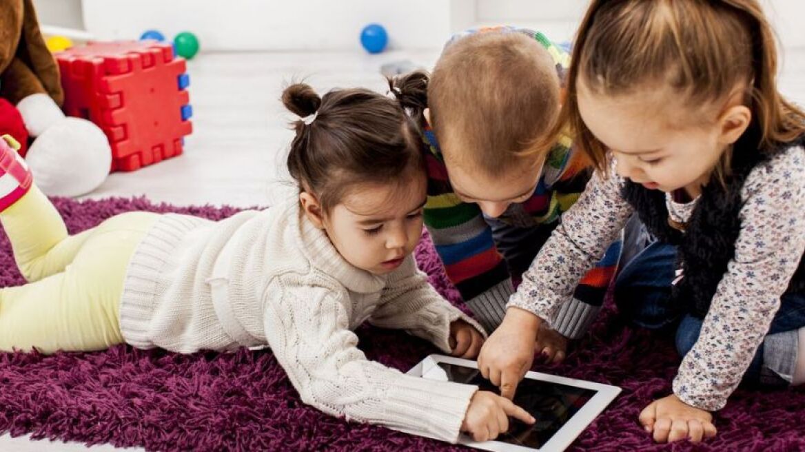 «Καμπανάκι» στη χρήση smartphones: Τα παιδιά έχουν ξεχάσει πώς να γυρνούν τις σελίδες των βιβλίων 