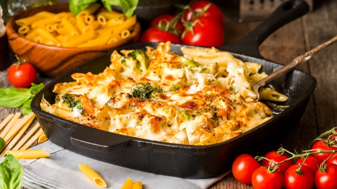 Πέννες με μπρόκολο, τυριά και μπεσαμέλ στο φούρνο