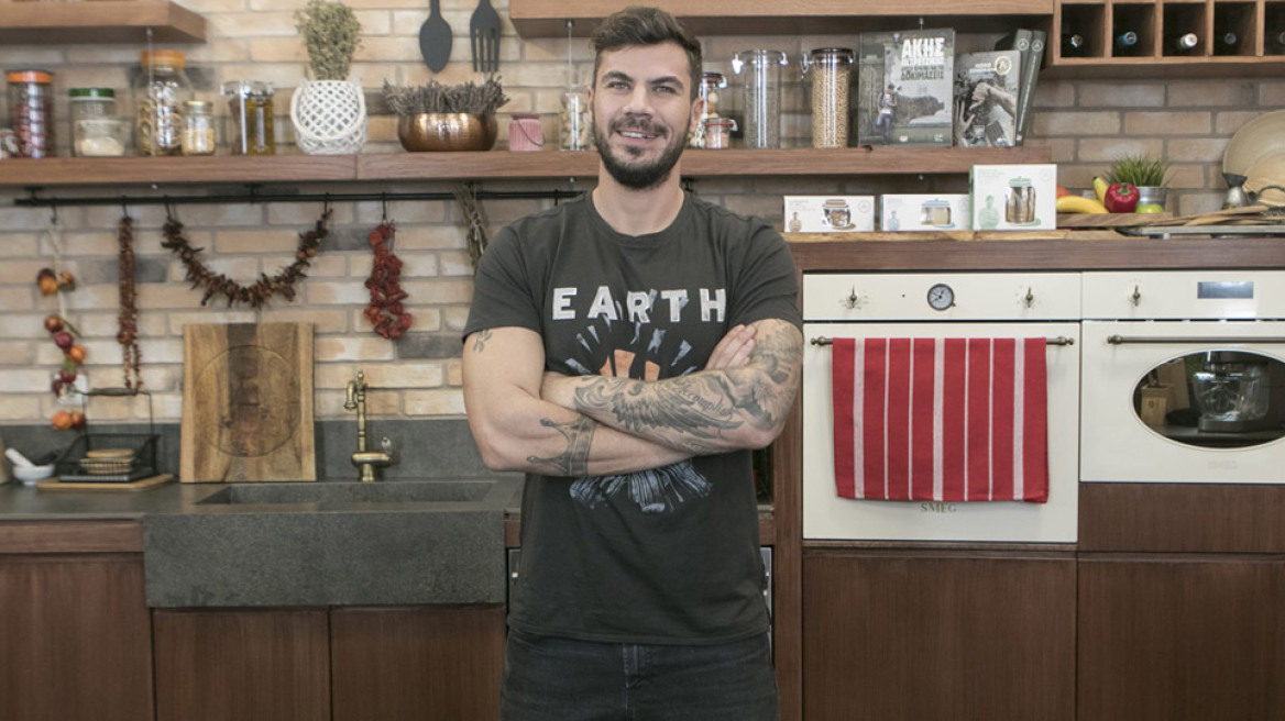 O Άκης Πετρετζίκης κάνει διάλογο με το τσουρέκι του